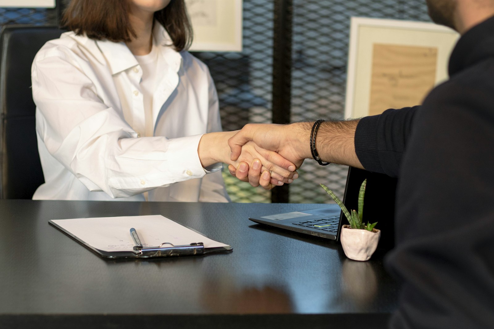 Une poignée de main entre un coach et son client