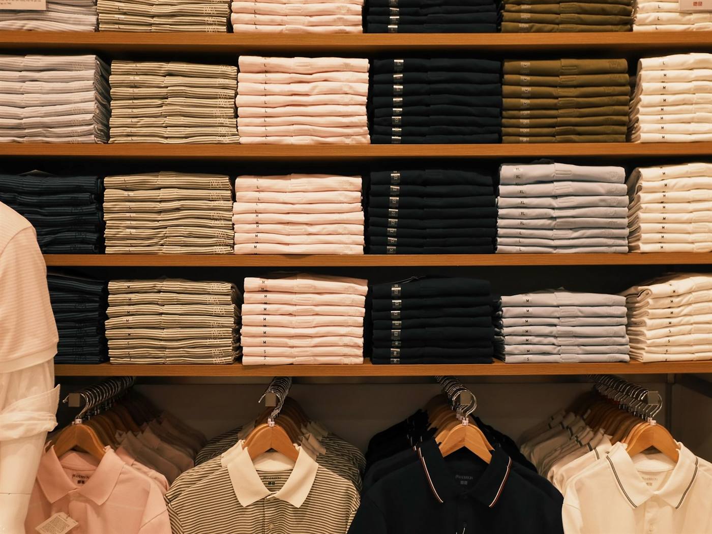 Étagères de vêtements rangés et pliés avec soin