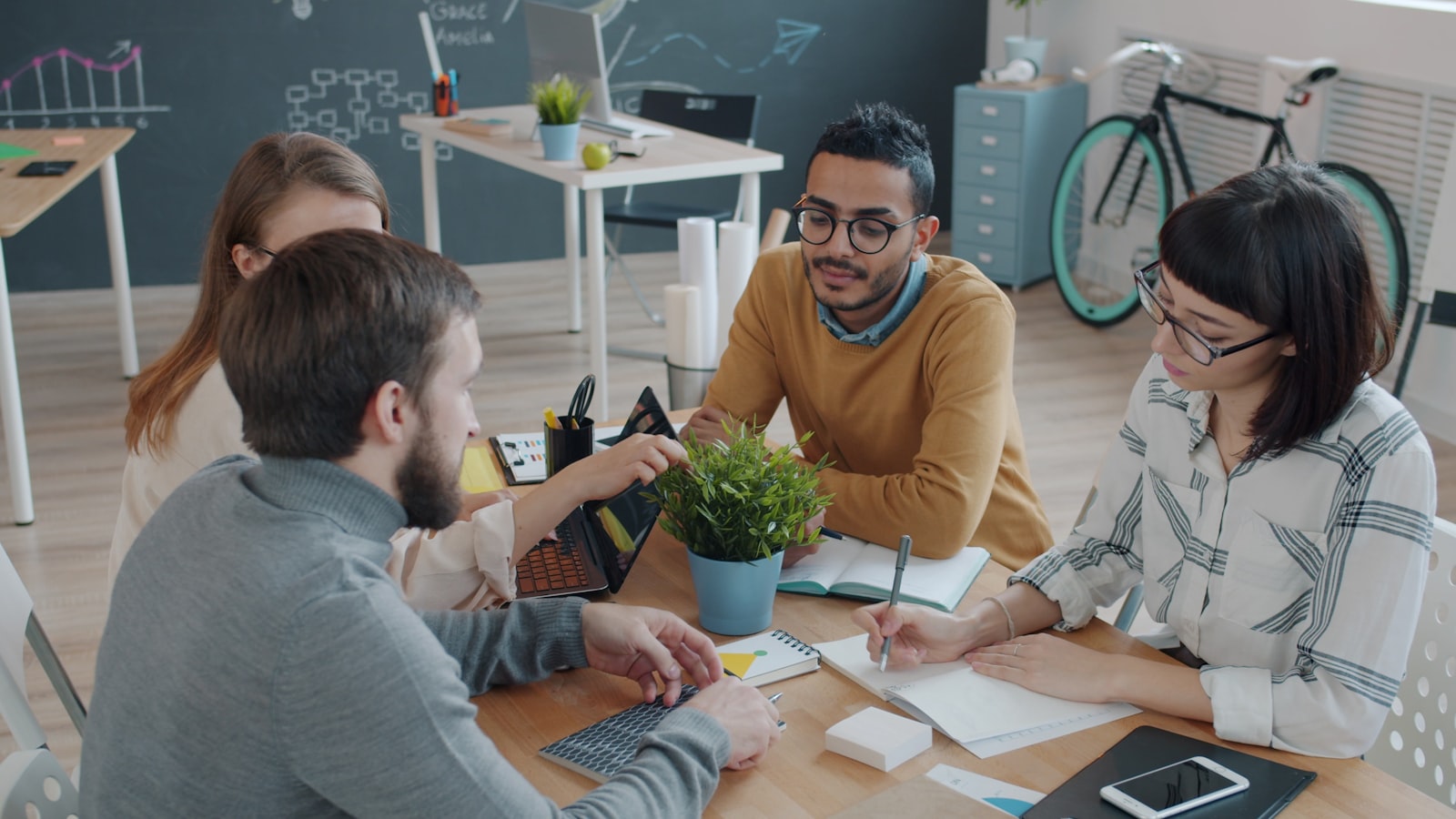 L'équipe Miniuiw en pleine réunion de travail