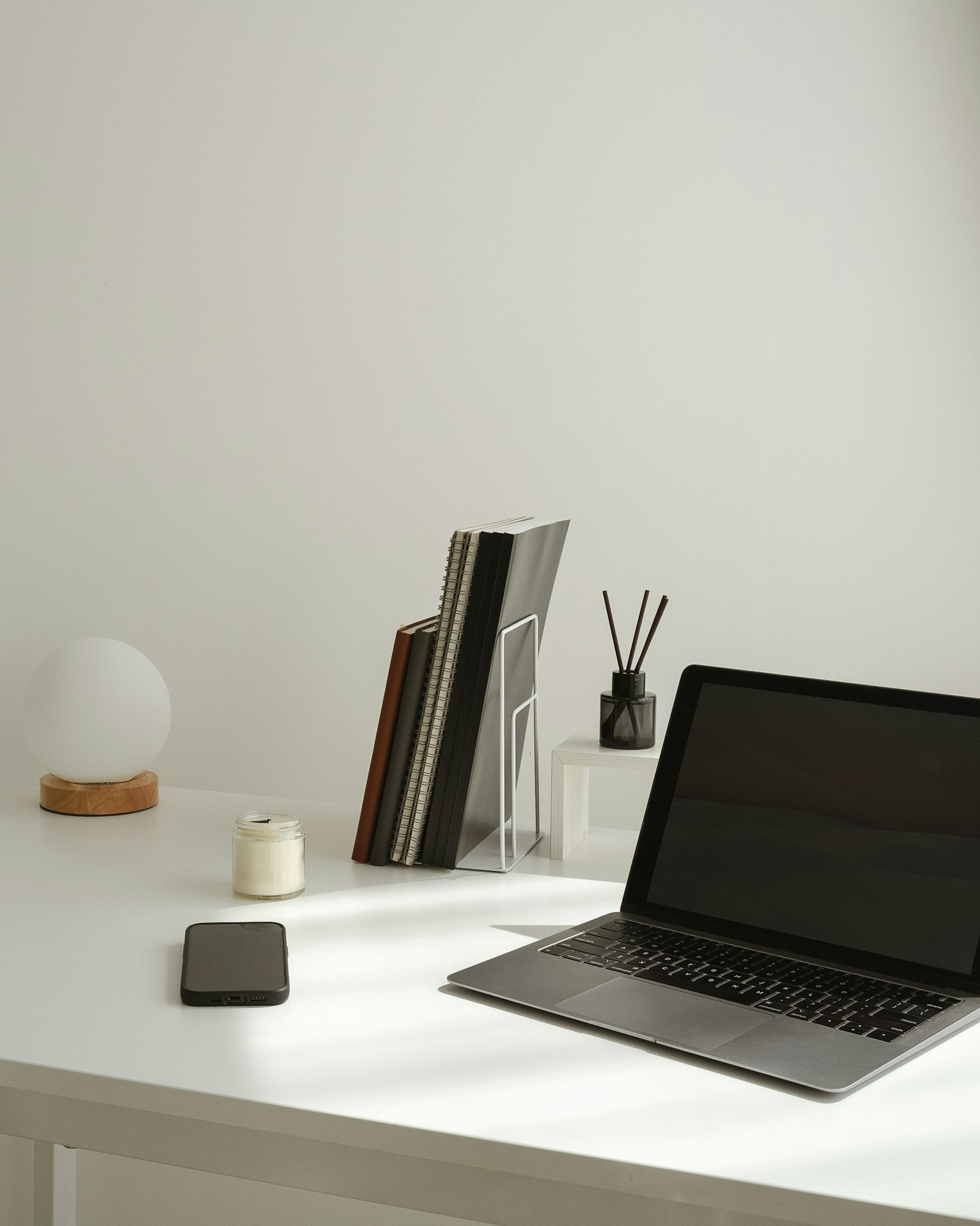 Un bureau minimaliste avec un ordinateur portable