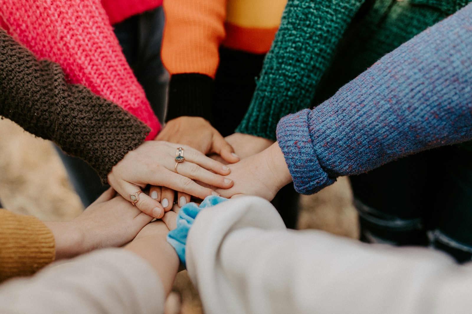 Des mains réunies en signe de solidarité